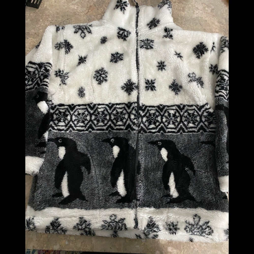 Women’s Small fuzzy penguin jacket Black mountain jacket